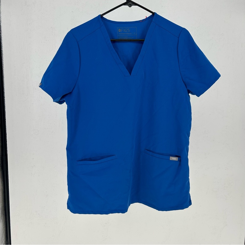 FIGS Women's Casma Three-Pocket Scrub Top size Medium in Royal Blue